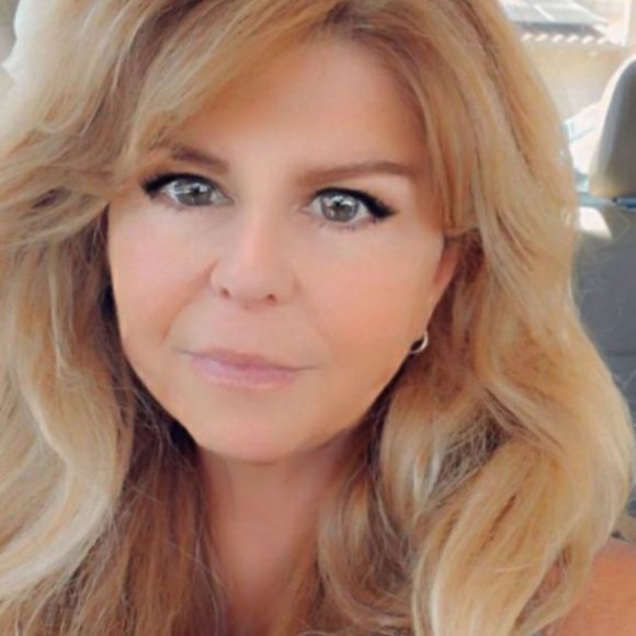 🦋Meet your Posh Seller, Sharon: Make an offer! - Picture 9 of 11